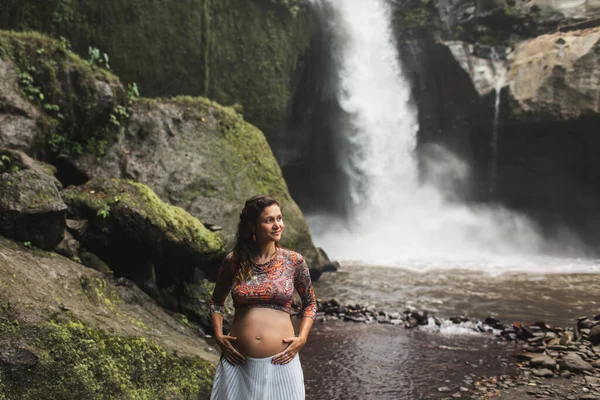 Νεαρή Αυθεντική Έγκυος Γυναίκα Κοντά Εκπληκτικό Καταρράκτη Γυμνή Κοιλιά Και — Φωτογραφία Αρχείου