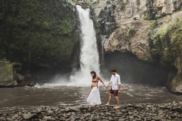 Joven Pareja Embarazada Enamorada Increíble Vista Cascada Tegenungan Luz Del —  Fotos de Stock