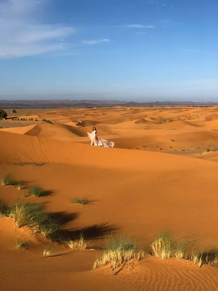 Frau Atemberaubendem Seidenem Brautkleid Mit Fantastischem Blick Auf Die Sanddünen — Stockfoto