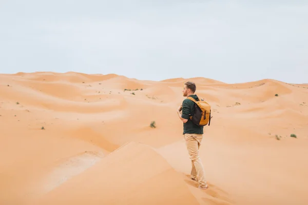 Muž Batohem Cestovat Maroka Sahara Pouště Prozkoumejte Africkou Přírodu Písečné — Stock fotografie