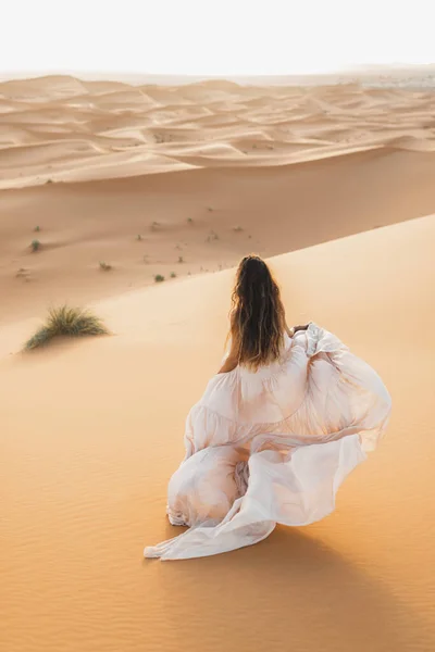 Портрет Невесты Удивительном Свадебном Платье Пустыне Сахара Марокко Теплый Вечерний — стоковое фото