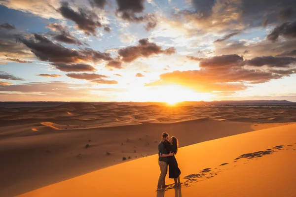 Casal Apaixonado Beijando Nas Dunas Deserto Saara Marrocos Felicidade Liberdade — Fotografia de Stock