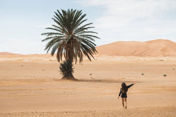 Frau Beim Wandern Der Wunderschönen Wüste Mit Sanddünen Und Einer — Stockfoto