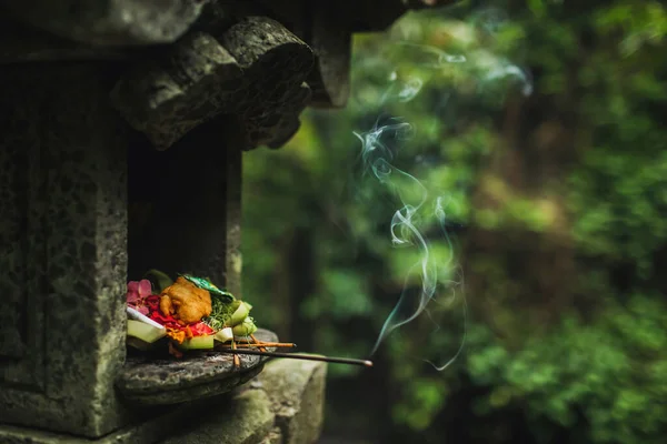 Geleneksel Balerin Canang Sari Tanrılara Ruhlara Çiçekler Yemek Koyu Yeşil — Stok fotoğraf