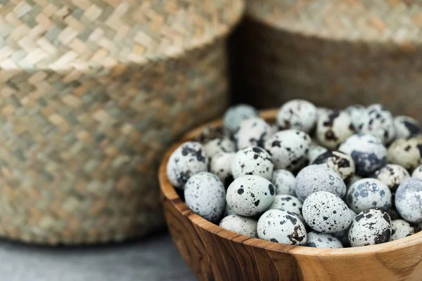 Ξύλινο Μπολ Πολλά Μικρά Αυγά Ορτυκιού Στην Κουζίνα Ψάθινο Ψάθινο — Φωτογραφία Αρχείου