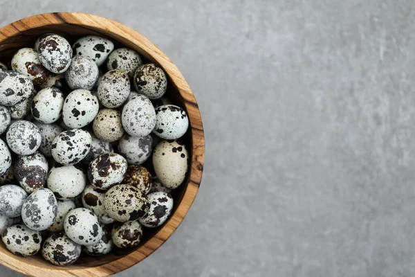 Ξύλινο Μπολ Σωρό Από Μικρά Αυγά Ορτυκιού Γκρι Φόντο Μπετόν — Φωτογραφία Αρχείου