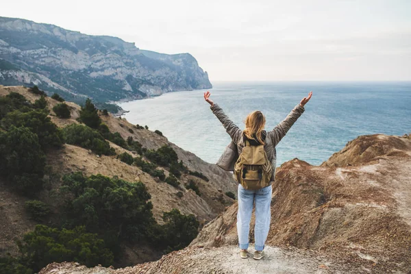 Backpacker Hippie Kobieta Szczęśliwa Cieszyć Się Niesamowity Widok Morze Góry — Zdjęcie stockowe