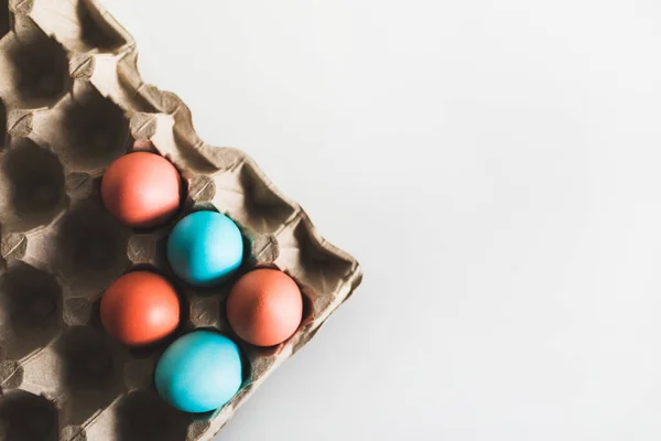 Βαμμένα Πασχαλινά Αυγά Χαρτόκουτο Λευκό Φόντο Μοντέρνο Μπλε Και Κόκκινο — Φωτογραφία Αρχείου
