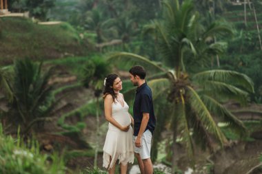 Ubud pirinç teraslarının muhteşem manzaralı genç Latin Amerikalı çift. Bali 'de mutlu bir balayı. Seyahat yaşam tarzı.