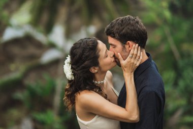 Ubud pirinç teraslarının muhteşem manzaralı genç Latin Amerikalı çift. Bali 'de mutlu bir balayı. Seyahat yaşam tarzı.
