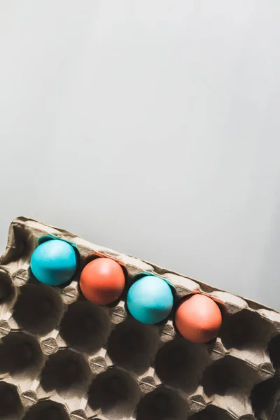 Раскрашенные Пасхальные Яйца Коробке Белом Фоне Традиционный Синий Красный Цвет — стоковое фото