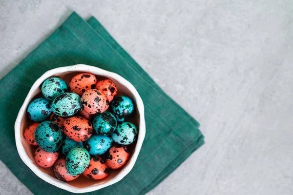 Painted Red Blue Quail Eggs Easter Small Ceramic Plate Green — Stock Photo, Image