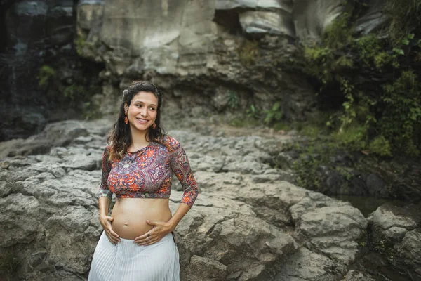 Jovem Mulher Grávida Autêntica Perto Cachoeira Cascata Incrível Barriga Nua — Fotografia de Stock