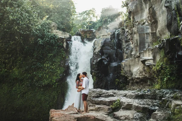 Young Couple Love Kissing Amazing View Tegenungan Cascade Waterfall Happy — Stock Photo, Image