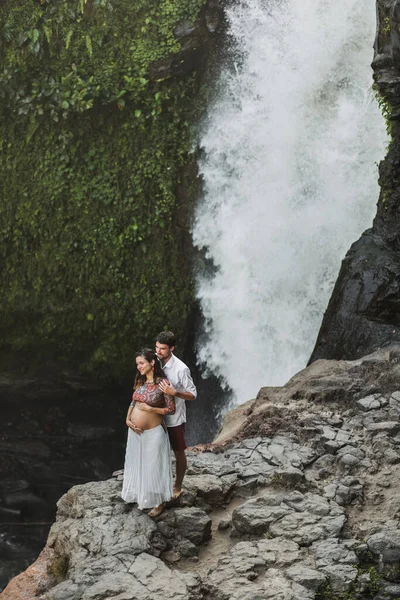 Giovane Coppia Incinta Innamorata Con Splendida Vista Della Cascata Tegenungan — Foto Stock