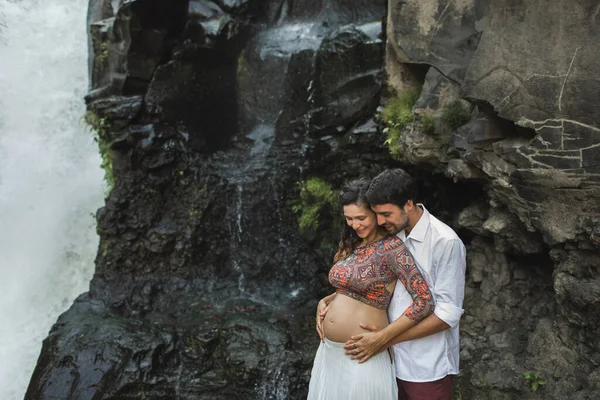 Jovem Casal Grávida Apaixonado Com Vista Incrível Cachoeira Cascata Tegenungan — Fotografia de Stock