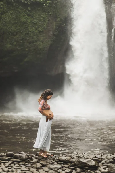 Jovem Mulher Grávida Autêntica Perto Cachoeira Cascata Incrível Barriga Nua — Fotografia de Stock
