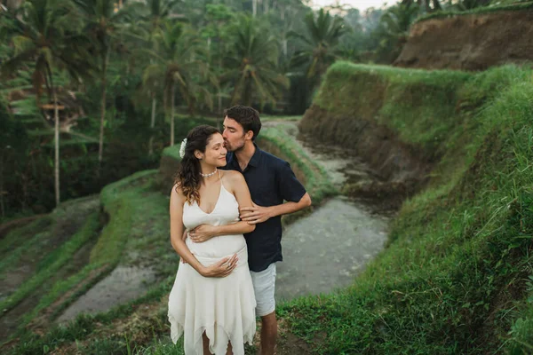 Mujer Embarazada Latina Joven Con Marido Con Una Vista Increíble —  Fotos de Stock
