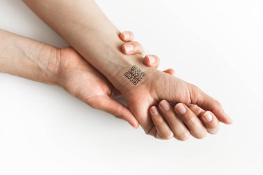El bileğinde QR kodu var. Siyasi nüfus kontrolünün geleceği. İnsanların yontulması.