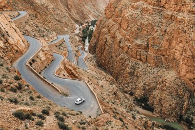Dades Gorge dağ kanyonunda virajlı rüzgar kazma yolu. Ünlü Fas turist merkezi, R704 yolu. Hava görünümü.