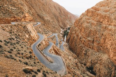 Dades Gorge dağ kanyonunda virajlı rüzgar kazma yolu. Ünlü Fas turist merkezi, R704 yolu. Hava görünümü.
