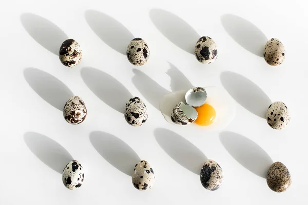 Ιστορικό Μικρών Αυγών Ορτυκιού Λευκό Τραπέζι Ένα Σπασμένο Κίτρινο Κρόκο — Φωτογραφία Αρχείου