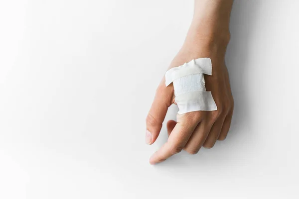 Main Femme Avec Bandage Plâtre Après Chipisation Médicale Obligatoire Suède — Photo