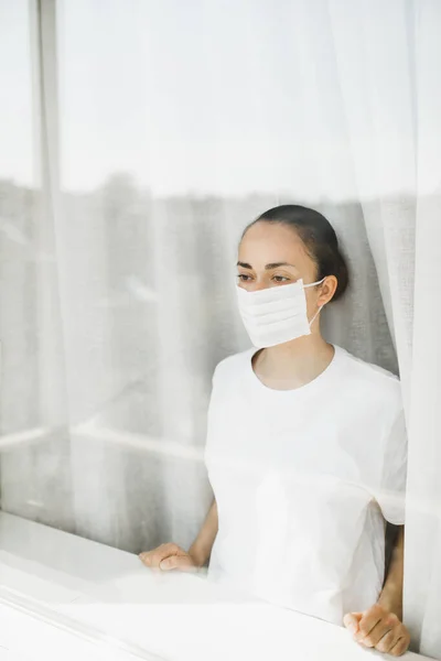 Müder Arzt Medizinischer Maske Der Durch Das Fenster Schaut Wichtige — Stockfoto