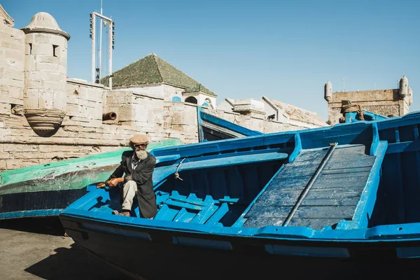 Essaouira Morocco September 2019 Old Senior Fisherman Blue Wooden Boat — Stock Photo, Image