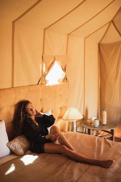 Sensual Retrato Glamour Mujer Oriental Interior Del Moderno Campamento Carpas — Foto de Stock