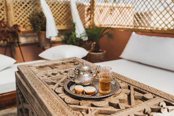 전통적 모토칸 차에는은 쿠키를 탁자가 있습니다 아름다운 빈티지 스타일 모로코에서의 — 스톡 사진