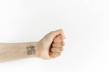 El bileğinde QR kodu var. Siyasi nüfus kontrolünün geleceği. İnsanların yontulması.