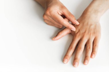 Coronavirus krizi. Nüfusun gelecekteki çiplenmesi. Mikroçip yerleştirildi. Vatandaşların sağlık kontrolü.