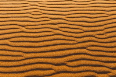 Kum tepeciğinin turuncu dokusu. Soyut şekil, arka plan, gölge ve güneş ışığı. Sahra Çölü.