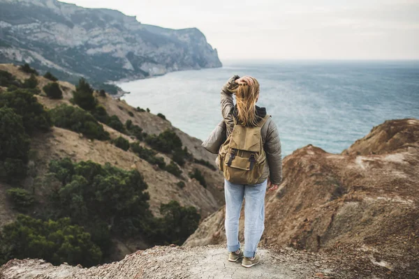 Backpacker Hippie Kobieta Szczęśliwa Cieszyć Się Niesamowity Widok Morze Góry — Zdjęcie stockowe