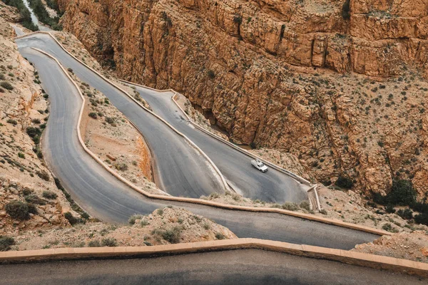 Dades Gorge dağ kanyonunda virajlı rüzgar kazma yolu. Ünlü Fas turist merkezi, R704 yolu. Hava görünümü.
