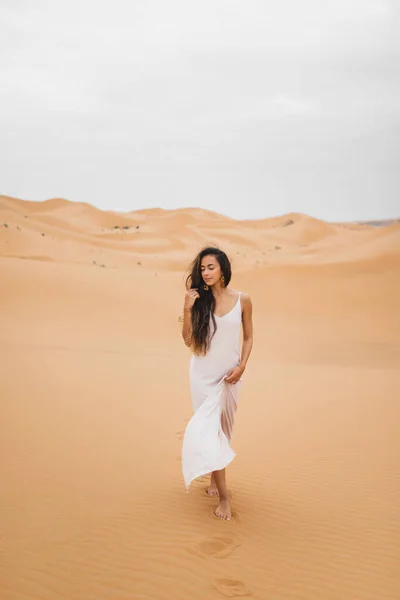 Bella Donna Abito Seta Dolce Passeggiando Nelle Dune Sabbia Del — Foto Stock