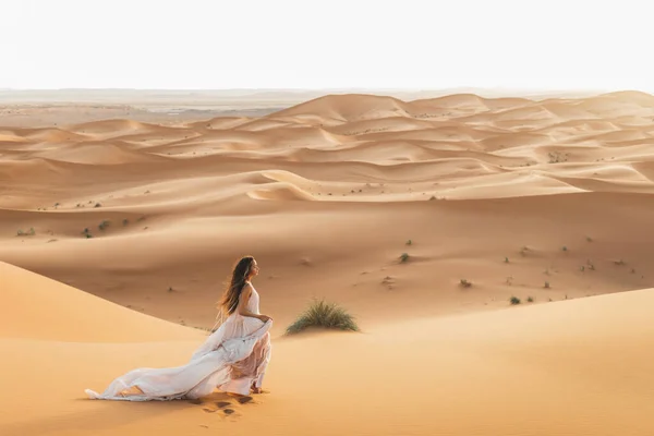 Retrato Mulher Noiva Vestido Noiva Incrível Deserto Saara Marrocos Luz — Fotografia de Stock