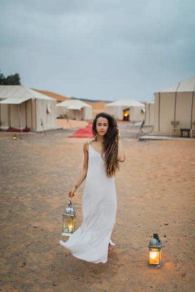 Hermosa Mujer Morena Joven Oriental Vestido Blanco Caminando Cerca Campamento —  Fotos de Stock