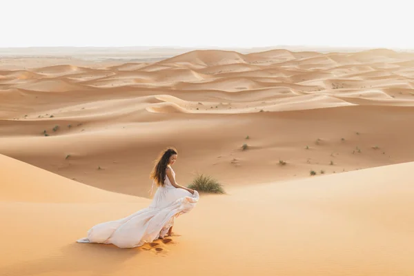 Retrato Mulher Noiva Vestido Noiva Incrível Deserto Saara Marrocos Luz — Fotografia de Stock