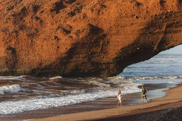 Ett Par Förälskade Promenader Väldig Båge Legzira Ocean Beach Vid — Stockfoto