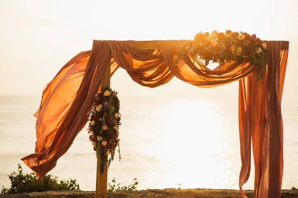 Arc Carré Mariage Bois Lors Cérémonie Mariage Coucher Soleil Fleurs — Photo