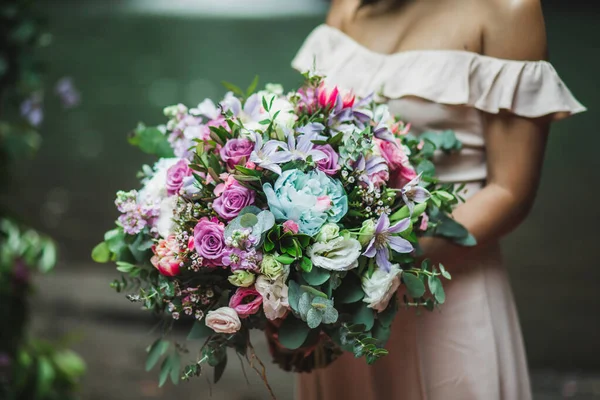Bruid Houden Handen Verbazingwekkende Enorme Bloeiende Boeket Bruiloft Ceremonie Roze — Stockfoto
