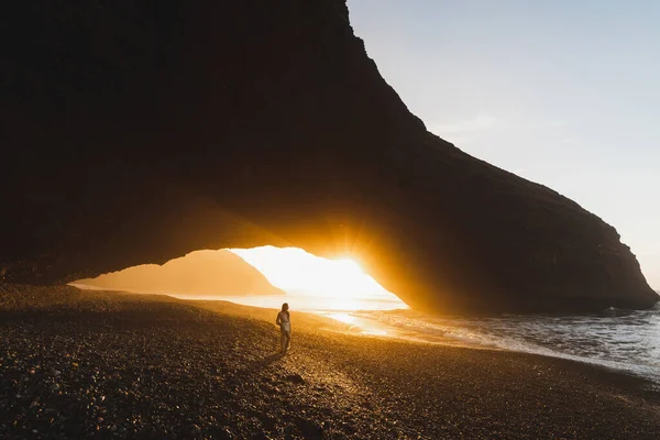 Mulher Sob Enorme Arco Praia Oceano Legzira Desfrutando Pôr Sol — Fotografia de Stock