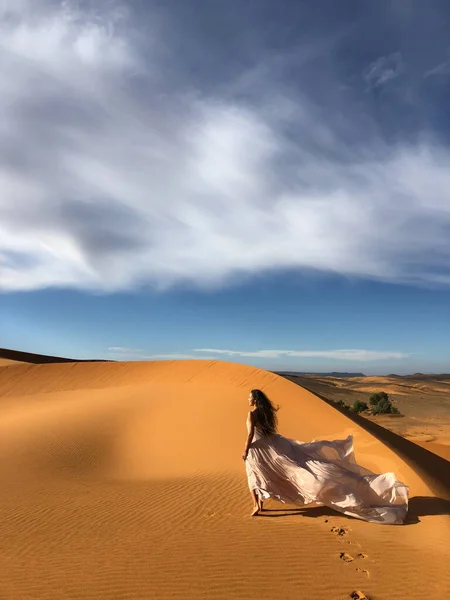 Frau Atemberaubendem Seidenem Brautkleid Mit Fantastischem Blick Auf Die Sanddünen — Stockfoto