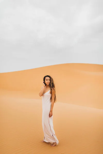 Grazioso Ritratto Giovane Bella Donna Dune Sabbia Del Deserto Del — Foto Stock