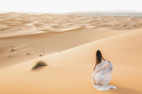 Portret Panny Młodej Niesamowitej Sukni Ślubnej Saharze Maroko Ciepłe Światło — Zdjęcie stockowe