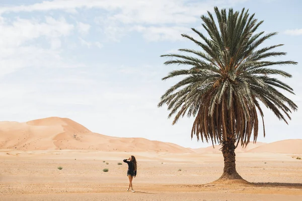 Frau Beim Wandern Der Wunderschönen Wüste Mit Sanddünen Und Einer — Stockfoto