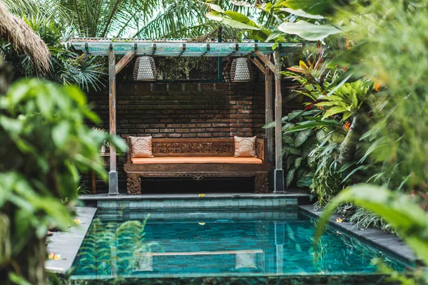 Malý Soukromý Bazén Domě Bali Zelené Tropické Rostliny Dřevěná Pohovka — Stock fotografie