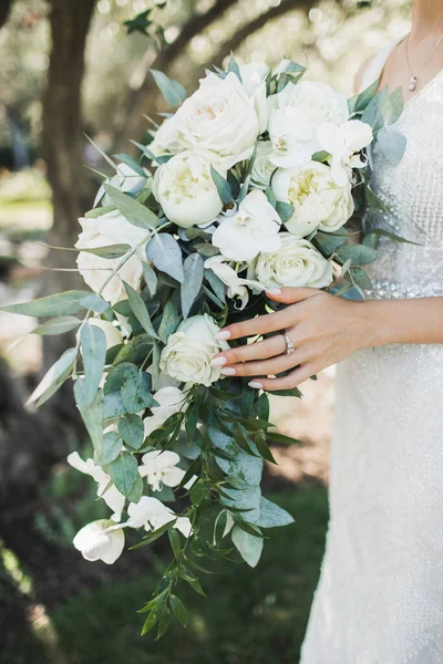 Noiva Que Segura Mãos Buquê Florescente Elegante Cerimônia Casamento Rosas — Fotografia de Stock